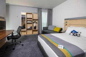 una camera d'albergo con letto, scrivania e TV di Holiday Inn Express Hull City Centre, an IHG Hotel a Hull