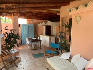 uma sala de estar com um sofá e uma mesa em Villasimius villetta a 300 mt dalla spiaggia em Villasimius