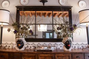 a table with two vases and a mirror at Antica Dimora De' Benci in Florence