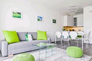 uma sala de estar com um sofá e uma mesa em Green Apartman Balatonlelle em Balatonlelle
