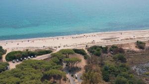 z góry widok na plażę z ludźmi na niej w obiekcie Camping Village Flumendosa w mieście Santa Margherita di Pula