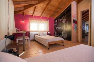 A bed or beds in a room at Maistro Beach House