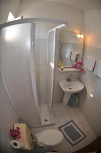 un bagno con doccia, WC e lavandino di White Palace Pavlos apartment1 a Faliraki