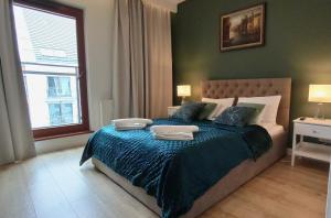 グダニスクにあるStare Miasto Gdansk Jaglana - Comfy Apartmentsのベッドルーム1室(大型ベッド1台、枕2つ付)