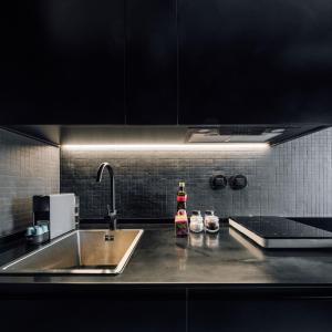 una cucina con lavandino e piano di lavoro di Boavista Apartment by Olala Homes a Cascais