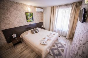 A bed or beds in a room at Vida Family Hotel