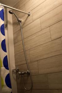 a shower in a bathroom with a glass door at Super Precio in Guatemala