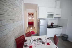 Kuchyňa alebo kuchynka v ubytovaní House Duce (850)