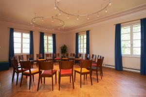 ein großes Esszimmer mit einem Tisch und Stühlen in der Unterkunft LindenGut Biohotel in Dipperz