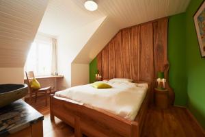 Tempat tidur dalam kamar di LindenGut Biohotel