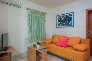 Predel za sedenje v nastanitvi Apartment in Bol with balcony, air conditioning, Wi-Fi, washing machine (156-7)