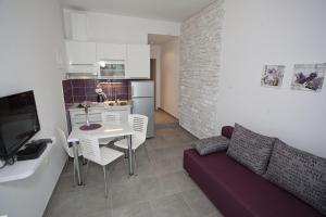 Kuchyňa alebo kuchynka v ubytovaní House Duce (850)