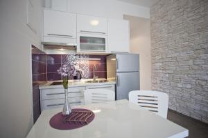 Kuchyňa alebo kuchynka v ubytovaní House Duce (850)
