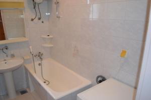 un bagno con vasca, lavandino e doccia di House Povlja (3365) a Povlja Altre 65 foto