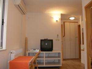 TV a/nebo společenská místnost v ubytování Apartments Primosten (600)