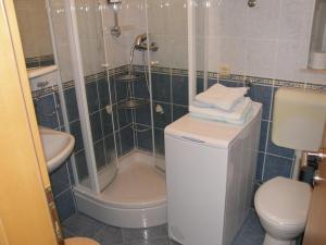 Un baño con ducha, inodoro y lavabo. en Apartments Primosten (600), en Primošten 29 fotos más