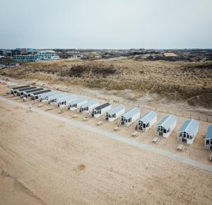 una vista aérea de una playa con sillas y sombrillas en Willy Zuid, en Katwijk aan Zee