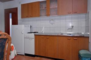 kuchnia z białą lodówką i zlewem w obiekcie Apartment Basina (3450-2) w mieście Stari Grad +24 zdjęcia