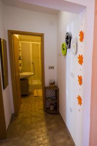 Kúpeľňa v ubytovaní Apartments Vrbnik (879) + 35 fotografií