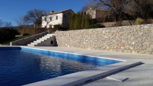 Bazén v ubytování Poolhouse Roc (3458) nebo v jeho okolí