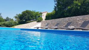Bazén v ubytování Poolhouse Roc (3458) nebo v jeho okolí