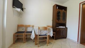 TV a/nebo společenská místnost v ubytování Apartments Lopar (893)