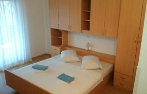 Postel nebo postele na pokoji v ubytování Apartments Lopar (893)