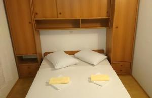 Postel nebo postele na pokoji v ubytování Apartments Lopar (893)