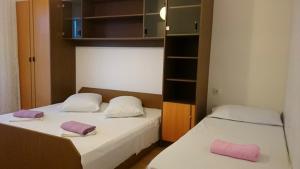 Postel nebo postele na pokoji v ubytování Apartments Lopar (893)
