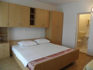 Postel nebo postele na pokoji v ubytování Apartments Lopar (893)