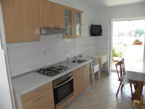 Kuchyň nebo kuchyňský kout v ubytování Apartments Lopar (893)