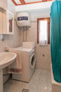 A bathroom at Apartments VESNA (63)