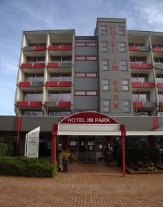 un hotel en el parque con un edificio en Hotel im Park, en Bad Iburg