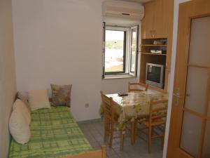 ein kleines Zimmer mit einem Tisch und einem Esszimmer in der Unterkunft Apartments Primosten (600) in Primošten