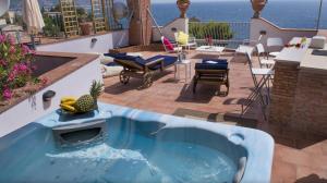 Bazén v ubytování Villa Priscilla nebo v jeho okolí