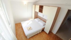 Postel nebo postele na pokoji v ubytování Apartments Lopar (893)