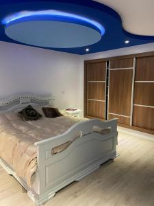 ein Schlafzimmer mit einem Bett mit blauer Decke in der Unterkunft Casa Diana&Ovi in Câmpulung Moldovenesc