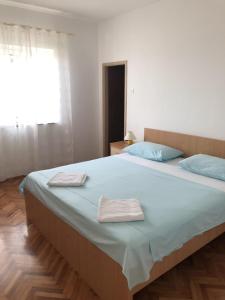 Posteľ alebo postele v izbe v ubytovaní Seaview Apartments Kampor 3708