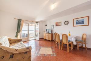 TV a/nebo společenská místnost v ubytování Apartment in Kustici with Seaview, Balcony, Air condition, WIFI (3589-1)