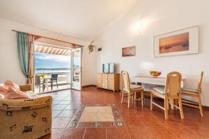 salon ze stołem i krzesłami w obiekcie Apartment in Kustici with Seaview, Balcony, Air condition, WIFI (3589-1) w mieście Kustići