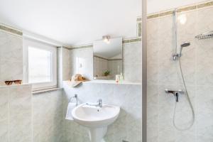 Koupelna v ubytování Apartment in Kustici with Seaview, Balcony, Air condition, WIFI (3589-1)