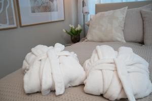 duas toalhas estão sentadas em cima de uma cama em Studio-Apartment Piccolino 26 em Timmendorfer Strand