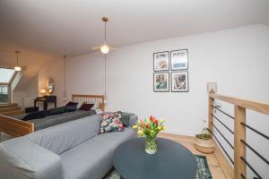 Posedenie v ubytovaní Mrągowo dwupoziomowy Apartament Indygo 85m2 z widokiem na jezioro