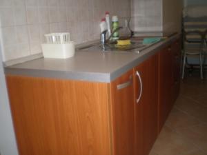Kuchyňa alebo kuchynka v ubytovaní Studio Apartment in Susak with Air Conditioning, Wi-Fi (3865-2)