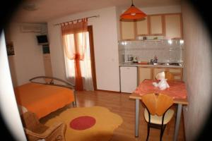 Kuchyňa alebo kuchynka v ubytovaní Studio apartment in Bol with sea view, balcony, air conditioning, Wi-Fi (3417-3)