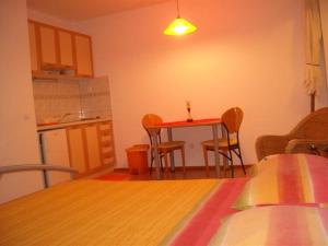 Kuchyňa alebo kuchynka v ubytovaní Studio apartment in Bol with sea view, balcony, air conditioning, Wi-Fi (3417-3)