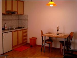 Kuchyňa alebo kuchynka v ubytovaní Studio apartment in Bol with sea view, balcony, air conditioning, Wi-Fi (3417-3)