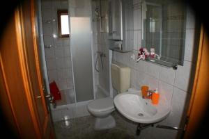 Kúpeľňa v ubytovaní Studio apartment in Bol with sea view, balcony, air conditioning, Wi-Fi (3417-3)