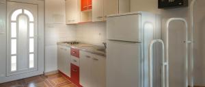 Kuhinja oz. manjša kuhinja v nastanitvi Apartment in Novalja with sea view, terrace, air conditioning, Wi-Fi (3565-9)