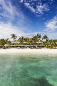 Blick auf einen Strand mit Palmen und Gebäuden in der Unterkunft Under the Stars Luxury Apartment in Boracay